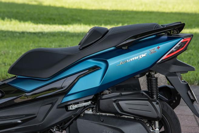 超长座垫可供两人各自享有舒适的坐乘感。（陈大任摄）