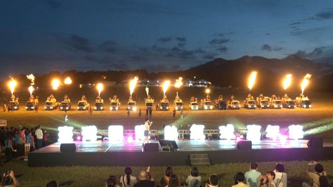 台东县政府针对热气球主场地鹿野高台的活动，规画于7月25日上午场活动结束后进行防颱措施，如撤离帝王帐、摊位区设施。（萧嘉蕙摄）