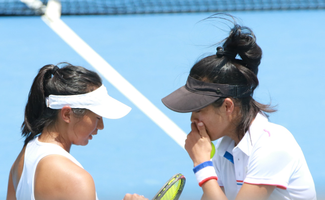 謝淑薇（右）、盧曼琳（左）溝通戰術。（四維體育推廣教育基金會提供／陳筱琳台北傳真）