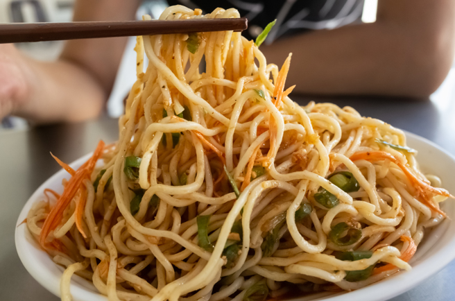 营养师高敏敏表示，看似清爽的凉麵，其实隐藏不少地雷。（示意图／Shutterstock ）