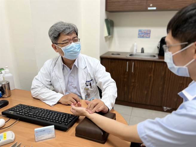 近日「三伏贴」超夯，不少相关产品于电商网路盛行，光田综合医院中医部医师王敦正（左）24日呼吁，透过医师诊断再进行为佳。示意图非当事病患。（光田综合医院提供／潘虹恩台中传真）