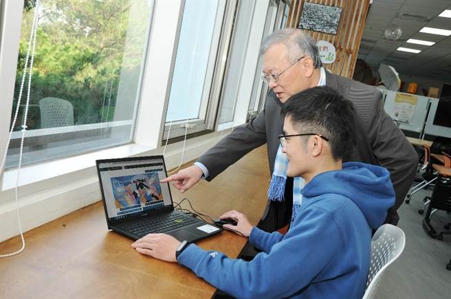 中央大学开「混成学习」全国之先河，图为教务长王文俊指导学生在选课系统公告查看混成学习课程。（中央大学提供／林志成台北传真）