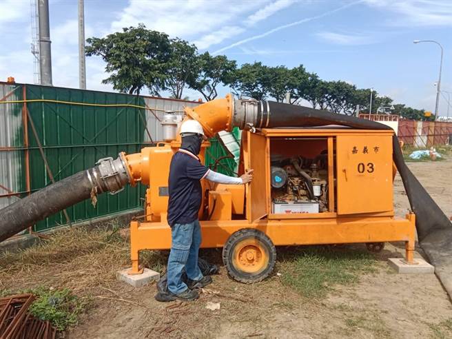 嘉义市18台抽水机完成预布，余3台机组也整备完成随时供紧急调派使用。（嘉义市政府提供∕吕妍庭嘉义传真）