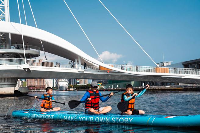 不少家长带着小朋友前来爱河湾沿岸认识帆船游艇、亲近海洋（图片来源：高雄市海洋局提供）
