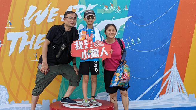 「小铁人两项赛暨SUP水陆趣味挑战赛」，在港区体验截然不同的水陆运动嘉年华。（图片来源：高雄市海洋局提供）