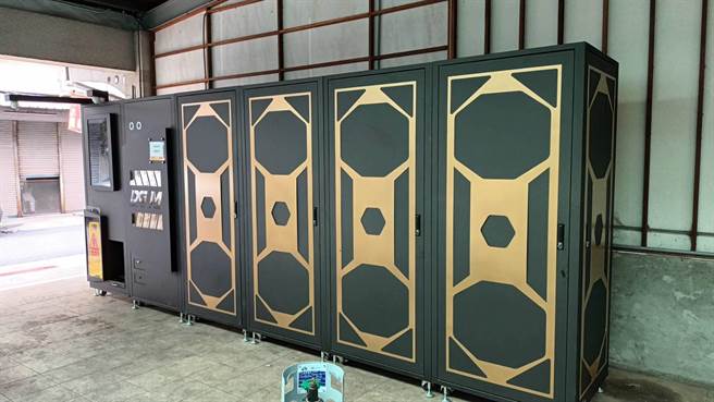 摊商若使用回收机回收废食用油，还能换取回馈金，目前每公斤可换23元的回馈金。（台南市政府经发局提供／张毓翎台南传真）