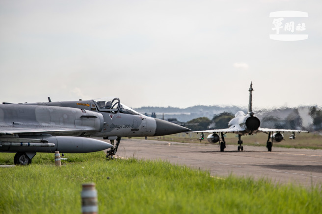 幻象2000战机依序滑出机库，待命升空。（军闻社提供）