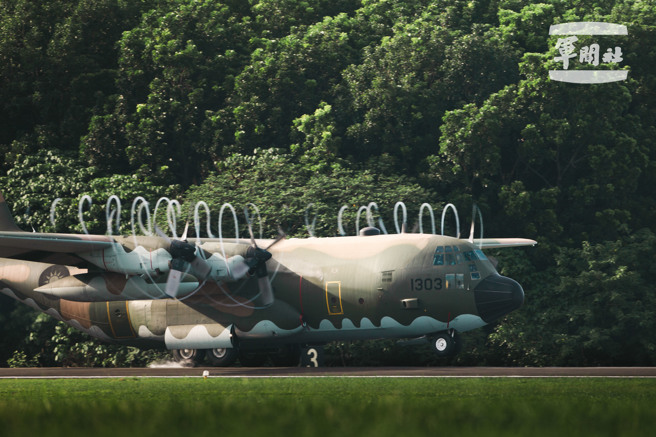 C-130运输机进行战备转场演练。（军闻社提供）