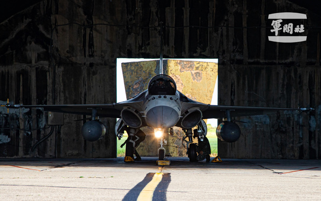 IDF经国号战机在机库准备滑出。（军闻社提供）