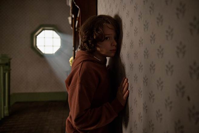 童星伍迪诺曼在片中被卧室墙壁里不断发出的神祕敲打声吸引。（车库提供）