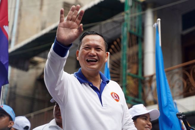 柬埔寨人民黨宣布勝選後，美國政府今以選戰傷害民主為由，暫停與其有關的海外援助計畫，並祭出簽證禁令。圖為柬埔寨強人洪森長子洪馬內。（圖/路透社）