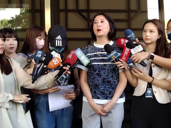 幼园教师今在王鸿薇陪同下，赴台北地检署按铃控告罗致政、王婉谕等5人。（陈志贤摄）