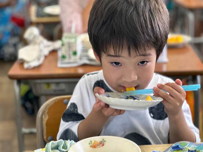 日本青森縣弘前市的小一學童吃到台南贈送的芒果都說「很好吃」。（市府提供／洪榮志台南傳真）