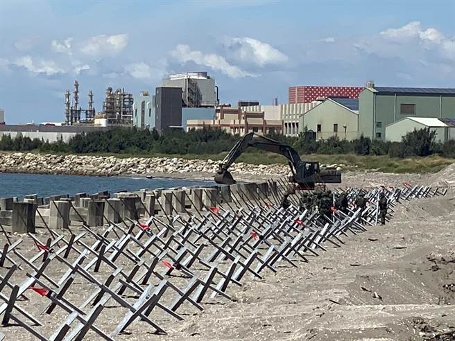 国军汉光39号实兵演习24日起一连举行5天，首日国军在彰化线西海滩施行「阻绝设置暨阵地编成」科目。(吴建辉摄)