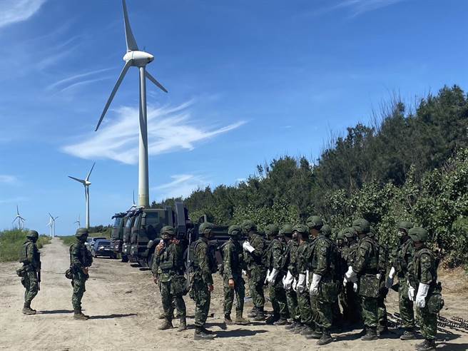 24日一早陆军十军团52工兵群战工营工一连与后备兵力涌入第五作战区，在彰化线西海滩实施「阻绝设置暨阵地编成」科目。(吴建辉摄)