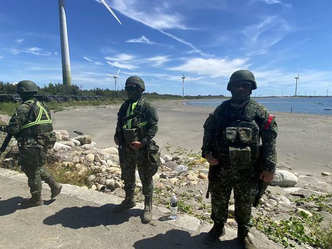 陆军工兵在海滩放置消波块、钢轨桩及纽泽西护栏等，阻挡敌军舟艇、战车及人员抢滩，进入市区。(吴建辉摄)