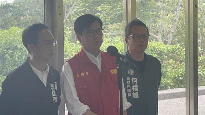 備戰中颱「杜蘇芮」，高雄市長陳其邁（紅衣）今下午前往三民區寶業里滯洪池暨抽水站，呼籲民眾做好防颱準備。（崔正綱攝）