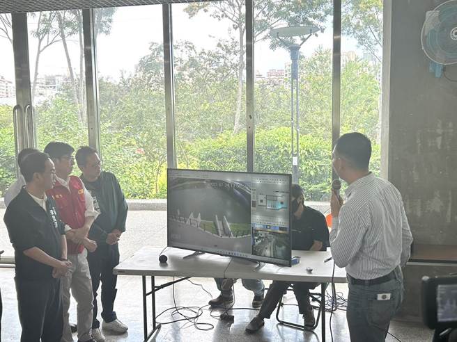 高雄市長陳其邁（紅衣）今下午前往三民區寶業里滯洪池暨抽水站，聽取高雄市水利局人員報告防汛概況。（崔正綱攝）