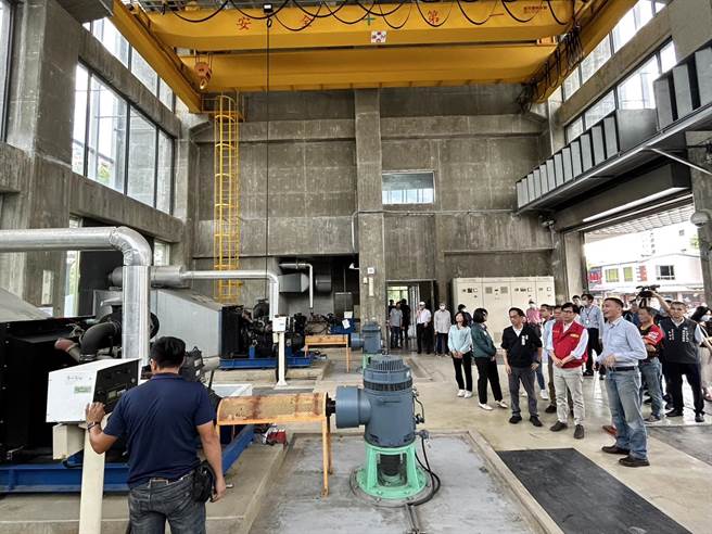 高雄市長陳其邁（紅衣）今下午前往三民區寶業里滯洪池暨抽水站，視察抽水站內抽水機。（崔正綱攝）