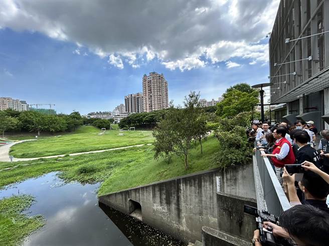 高雄市長陳其邁（紅衣）今下午前往三民區寶業里滯洪池暨抽水站，視察滯洪池。（崔正綱攝）