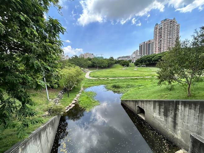 三民區寶業里滯洪池暨抽水站蓄水量高達10萬噸。（崔正綱攝）