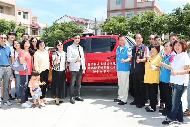 國內知名醫療機構院長鍾金源，24日捐贈縣府消防局第2大隊1輛災情勘查車和救災裝備。（苗栗縣政府提供／李京昇苗栗傳真）