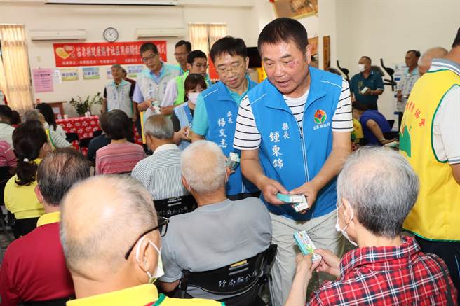 县长锺东锦与长辈们互动。（苗栗县政府提供／李京升苗栗传真）