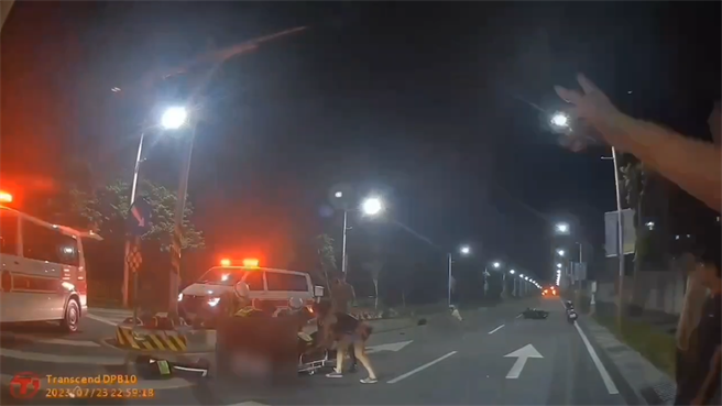 花莲一名25岁巫姓女子昨深夜骑机车行经花莲市区中兴路，却因变换车道不慎，与18岁的萧姓女骑士发生碰撞，造成对方头部重创身亡。（民眾提供／罗亦晽花莲传真）