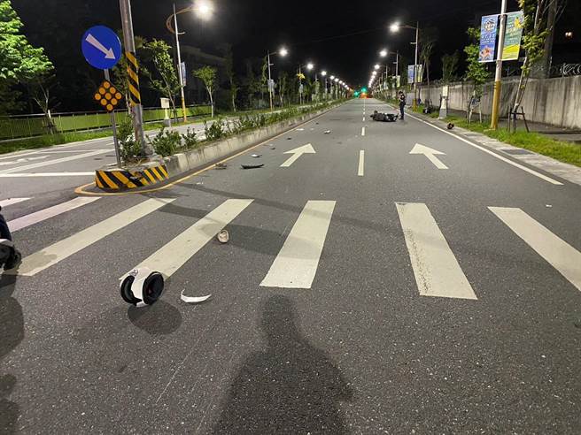 花莲一名25岁巫姓女子昨深夜骑机车行经花莲市区中兴路，却因变换车道不慎，与18岁的萧姓女骑士发生碰撞，造成对方头部重创身亡。（民眾提供／罗亦晽花莲传真）