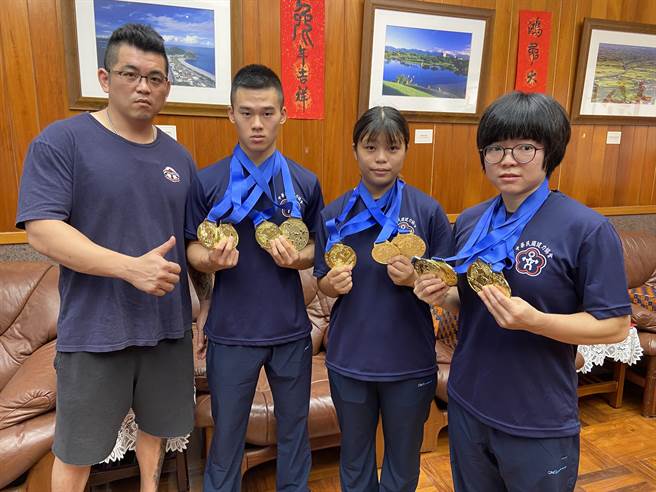 就读宜兰县罗东高商的高侑蓁（右2）、慈心华德福中学的黄暐宸（左2）和健身教练林子瑄（右1），3人在教练高日豪（左1）带领下，在国际健力赛事中成绩亮眼。（吴佩蓉摄）