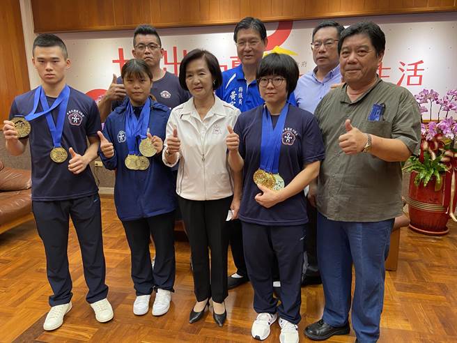 今（24日）宜兰县长林姿妙（中）特别给予选手们表扬及勉励。（吴佩蓉摄）