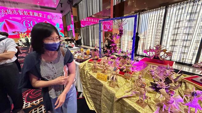 「賢食小館」主廚呂登賢則巧妙以蝦、蟹等食材，巧手製作成「蝦兵蟹將」作品，高超手藝，令人讚嘆。（柯宗緯攝）