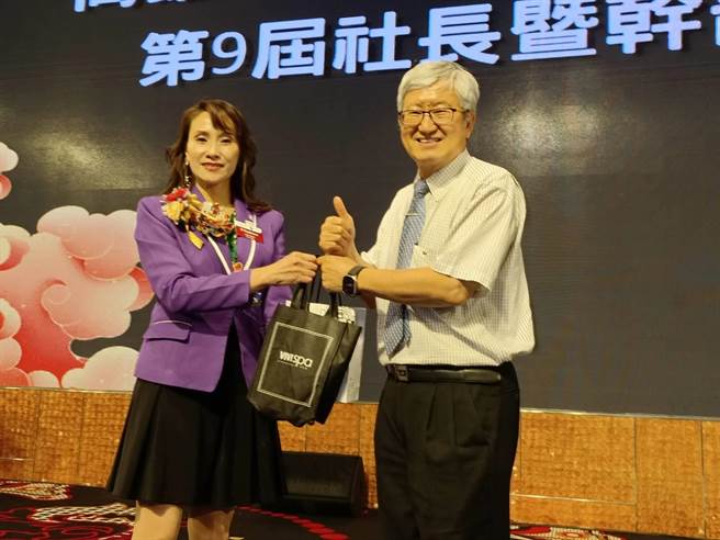 「美容达人」钟花玉（左）今年7月起接掌高雄文山扶轮社第9届社长。（柯宗纬翻摄）