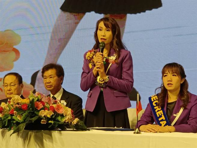 「美容达人」钟花玉（右二）今年7月起接掌高雄文山扶轮社第9届社长。（柯宗纬翻摄）