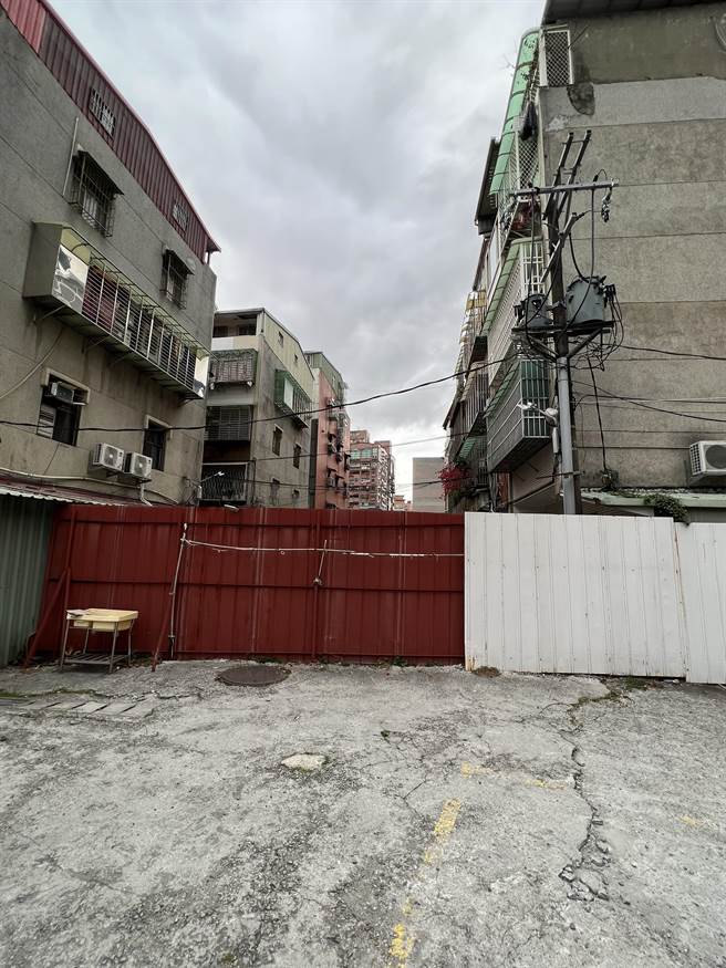 捷运北环段最快将于9月开工，不过，芦洲Y21站因应施工却要进行封路，民代接获民眾陈情，有近50户巷弄出入受影响。新北新工处说，目前已规画打通瓶颈道路，待程序完备后，有望下半年打通。（新北市新工处提供）