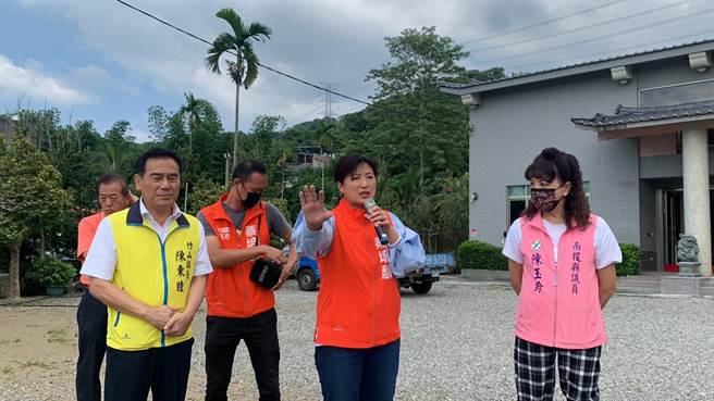 立委蔡培慧下午邀集整治竹山淹水工程相關單前往昨天淹水地點現場勘查。曾雪蒨攝