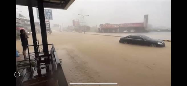 昨天午後一陣大雨造成外埔橋周邊道路泥流滾滾，淹水長達一小時才消退。民眾提供