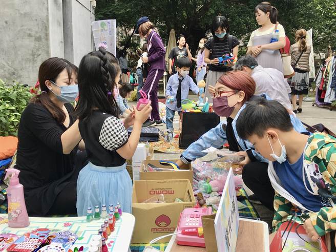 南崁兒童藝術村舉行「沒事蚤市親子二手市集」深受家長及孩子們歡迎。（南崁兒童藝術村／陳夢茹桃園傳真）
