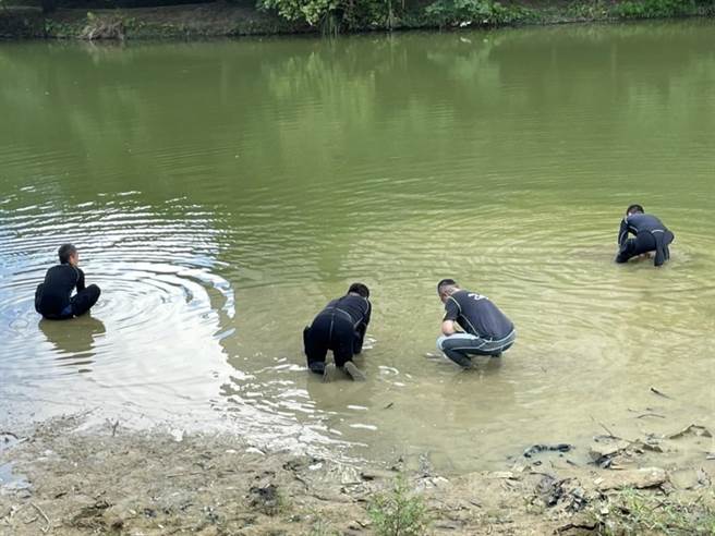 警方委托民间救难团体到金龙湖打捞，顺利起获1把改造手枪。（民眾提供）