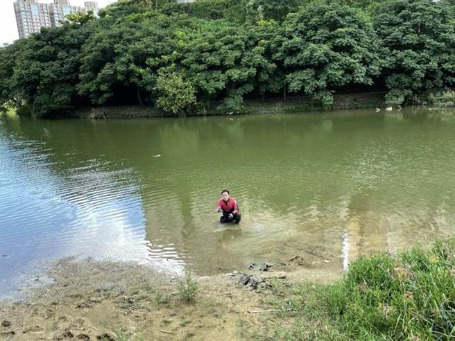 警方委托民间救难团体到金龙湖打捞，顺利起获1把改造手枪。（民眾提供）