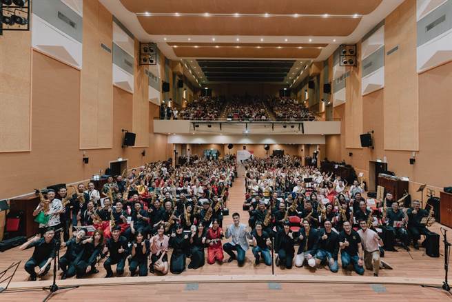 萨克斯风演奏家陈冠文在音乐会现场，号召眾人一起达成捐赠150把乐器的目标。（米特萨克斯风教育学院提供／李欣恬台北传真）