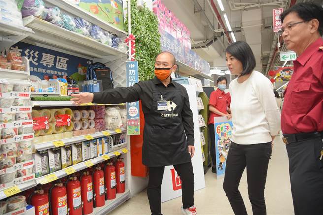 南投县长许淑华亲自到合作的家乐福量贩店视察防灾专区设置状况。曾雪蒨摄