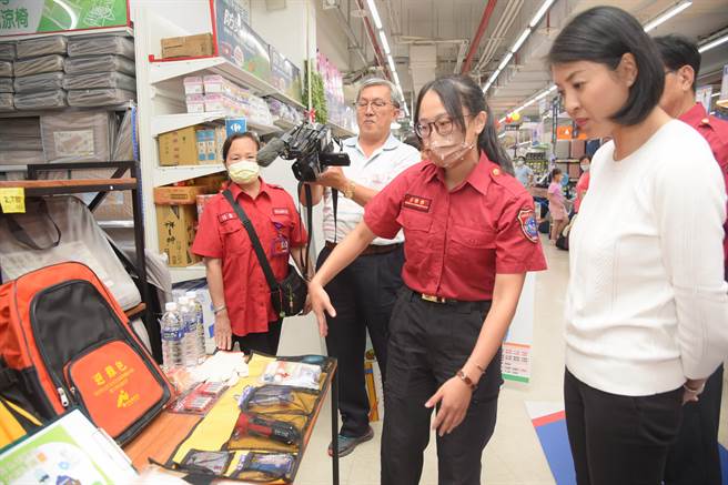 看到消防队员介绍防灾物资种类，许淑华也不忘提醒民眾准备防灾物品注意事项。曾雪蒨摄