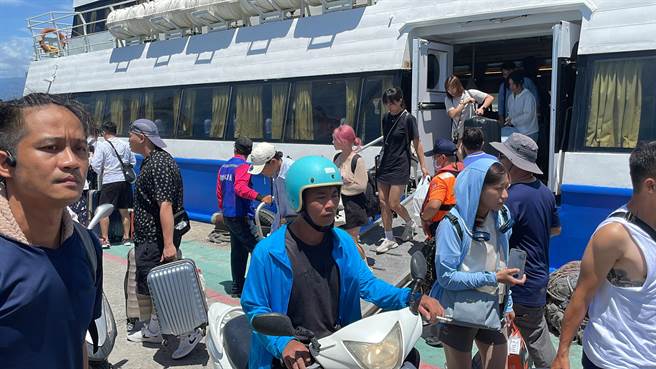 台東往返綠島、蘭嶼船班預計25日至27日全數停航，今部分船班異動，上午陸續有3班綠島客輪及2班蘭嶼客輪疏運遊客返台，班班客滿。（蕭嘉蕙攝）