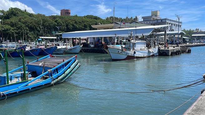 中度颱風「杜蘇芮」步步逼近，台東沿海今掀起逾2米浪高，富岡漁民戒慎恐懼，漁船紛紛返港停泊，加固纜繩避免碰撞。（蕭嘉蕙攝）
