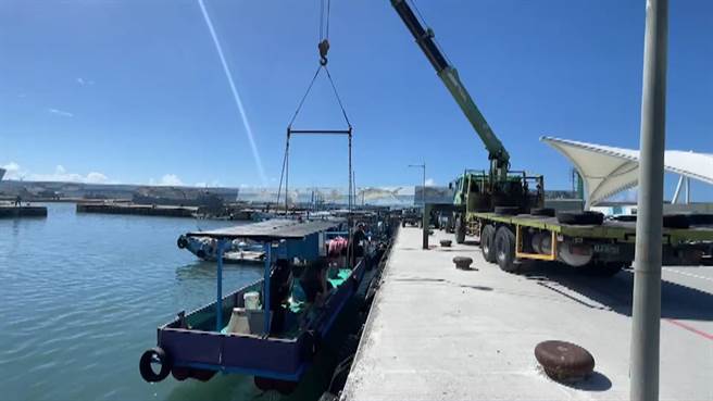 台東漁民憂心杜蘇芮颱風來襲，生財工具不保，雇用吊車將要價百萬的膠筏吊掛上岸避風浪。（蕭嘉蕙攝）