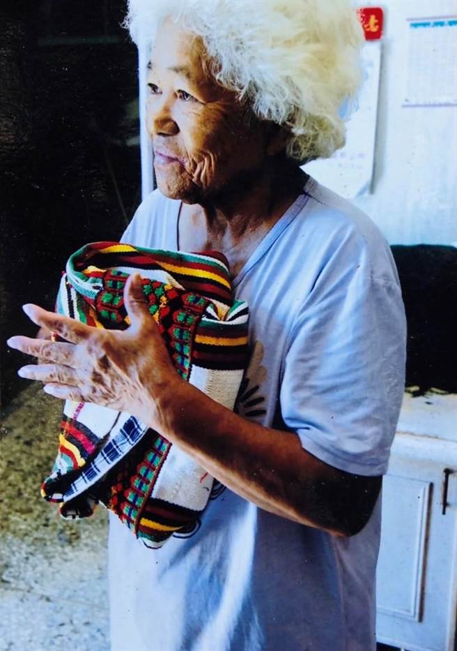 花莲县传统工艺 「布农族男子传统服饰编织」保存者施菊花（Muia Sunavan）于7月19日辞世，享寿90岁。（施菊花家属提供／李欣恬台北传真）