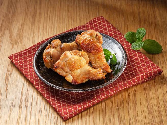 OKmart8月23日前OKchoice微波商品享折扣，其中「味噌烧烤翅小腿」尝鲜价45元。（OKmart提供／朱世凯台北传真）