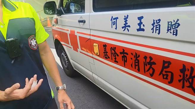 基隆市消防局救護人員冒著生命危險搶救傷患。（翻攝照片／張志康基隆傳真）