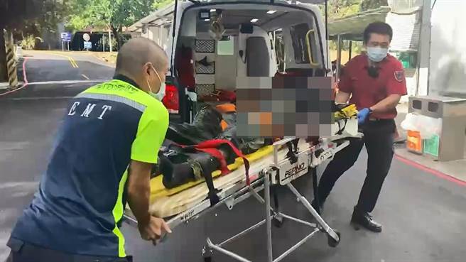 基隆市消防局救護人員冒著生命危險搶救傷患。（翻攝照片／張志康基隆傳真）